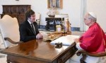 León XIV le confirmó a Milei que visitará Argentina, según Manuel Adorni