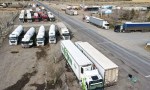Comenzaron las tareas para movilizar los camiones varados