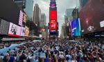 Multitudinario banderazo argentino en Times Square durante la previa del partido ante España por la final del Mundial