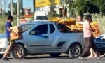 CAMIÓN CON CARGA DE NARANJAS VOLCÓ SOBRE LA RN14