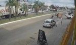 CAMIÓN EMBISTIÓ A UN AUTOMÓVIL EN UNA AVENIDA DE CORRIENTES
