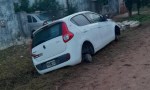 CAYÓ CON SU AUTO EN UNA ZANJA Y LE ROBARON LAS RUEDAS