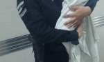 POLICÍAS SALVAN LA VIDA DE UNA BEBÉ DE TRES SEMANAS