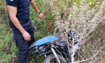 HALLAN EN SAN COSME UNA MOTOCICLETA OCULTA ENTRE LA VEGETACIÓN