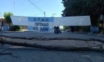 CONTINUAN LAS MEDIDAS DE CORTES DE RUTA SOBRE EL INGRESO A VISTA ALEGRE SUR POR EMPLEADOS MUNICIPALES.