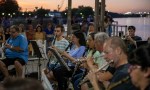 La Banda Municipal acompañó la última súper luna del año con un espectáculo en la Costanera