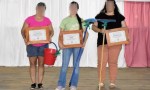INSÓLITO FESTEJO DEL DÍA DE LA MUJER: REGALARON ESCOBAS Y BALDES A LAS GANADORAS