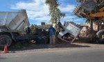 ​En la mañana de este jueves, un camionero protagonizó un impactante siniestro vial en calle 10, antes de Lemos, luego de sufrir una descompensación mientras conducía.