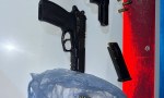 UNA MUJER USABA A UN BEBÉ PARA OCULTAR UNA PISTOLA Y TERMINÓ DETENIDA JUNTO A UN CÓMPLICE