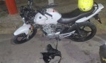 Un motociclista sufrió graves heridas tras ser chocado por un auto que circulaba en contramano y huyó El accidente ocurrió en Chimbas el 1 de mayo. El conductor del vehículo se dio a la fuga y es intensamente buscado por la Policía. COMPARTÍ ESTA NOTA CompartirTwitter Compartir Twitter Un grave siniestro vial se registró en la noche del jueves 1 de mayo en el departamento Chimbas, en la intersección de calle América y Formosa, en Villa San Patricio. Un motociclista fue embestido por un auto que circulaba en contramano, cuyo conductor se fugó tras el impacto. De acuerdo al reporte policial, el hecho ocurrió cerca de las 21:50, cuando Federico González transitaba a bordo de su motocicleta por calle América en sentido sur a norte. En el mismo carril, pero circulando en sentido contrario, lo hacía un Renault 19 rojo, cuyo conductor aún no ha sido identificado. Ambos vehículos intentaron girar hacia calle Formosa, en dirección oeste, momento en el que se produjo la colisión. El conductor del auto, de mayor porte, abandonó el lugar, dejando herido al motociclista. González fue trasladado de urgencia por una ambulancia y, al ingresar al centro médico, presentaba politraumatismos, traumatismo encéfalo craneano (TEC) y múltiples escoriaciones. La investigación está en manos del fiscal Iván Grassi y la ayudante fiscal Gimena Cornejo, quienes junto a la Policía buscan identificar al prófugo y determinar responsabilidades en el hecho.