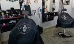 ​Tres ladrones se llevaron máquinas y dinero de una barbería de Capital
