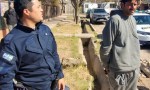 INTENTÓ ROBAR LAS TAPAS DE LAS RUEDAS DE UNA TOYOTA MIENTRAS SU DUEÑA ENTRENABA Y TERMINÓ DETENIDO