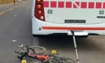 Colectivo atropella a joven ciclista de 23 años en inmediaciones de una escuela