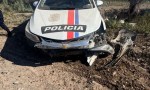 Patrullero chocó contra un borde de tierra en plena emergencia.