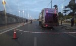 CHOQUE Y MILAGRO EN EL LATERAL DE RUTA 40: UNA MUJER POLICÍA EMBISTIÓ A UN CAMIÓN RECOLECTOR Y SE SALVÓ DE MILAGRO