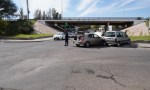 Accidente de tránsito entre dos vehículos en una esquina de alto tránsito en Capital