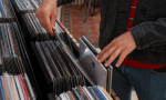 El vinilo resiste: La necesidad romántica de tocar la música con las manos