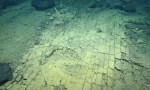 Científicos descubren un “camino de baldosas amarillas” en el fondo del océano: “Es el camino a la Atlántida