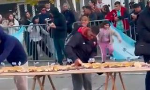 Caos en Avellaneda: vecinos rompieron las vallas para llevarse porciones de un sándwich gigante