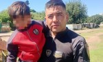 Un policía evitó una tragedia en Córdoba al rescatar a un niño de las vías segundos antes del paso del tren