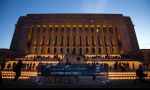 Una vigilia de luces frente al Parlamento de Finlandia recuerda a miles de vidas interrumpidas