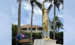 Una estatua dorada de Trump en Florida desata debate por acusaciones de idolatría